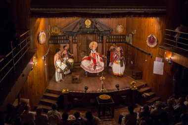 Fort Cochin, Hindistan - 10 Ocak 2015: Kathakali sanatçı Güney Hindistan 10 Ocak 2015 tarihinde Cochin erdemli pachcha rolü. Kathakali Kerala eski klasik dans şeklidir.