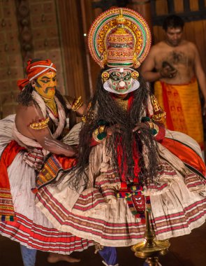 Fort Cochin, Hindistan - 10 Ocak 2015: Kathakali sanatçı Güney Hindistan 10 Ocak 2015 tarihinde Cochin erdemli pachcha rolü. Kathakali Kerala eski klasik dans şeklidir.