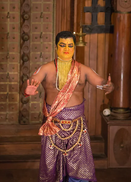 FORT COCHIN, India - 10 gennaio 2015: Kathakali interprete nel virtuoso ruolo del pachcha a Cochin il 10 gennaio 2015 nell'India meridionale. Kathakali è l'antica forma di danza classica del Kerala . — Foto Stock