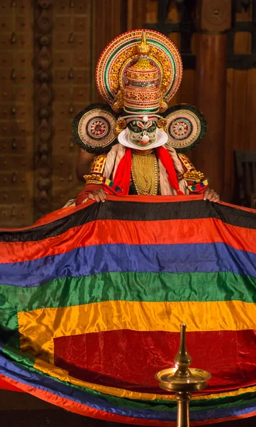 Fort Cochin, Indien - 10 januari 2015: Kathakali artist i den dygdiga pachcha rollen i Cochin den 10 januari 2015 i södra Indien. Kathakali är den antika klassiska dansen Kerala. — Stockfoto