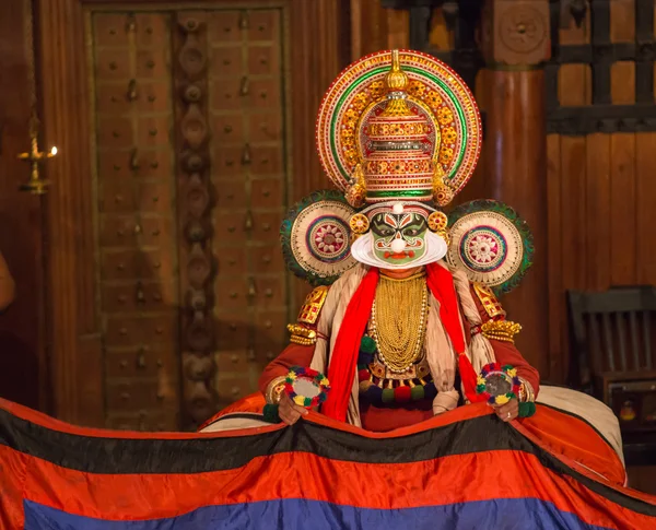 FORT COCHIN, India - 10 de enero de 2015: Kathakali performer in the virtuous pachcha role in Cochin on January 10, 2015 in South India. Kathakali es la antigua forma clásica de danza de Kerala . — Foto de Stock