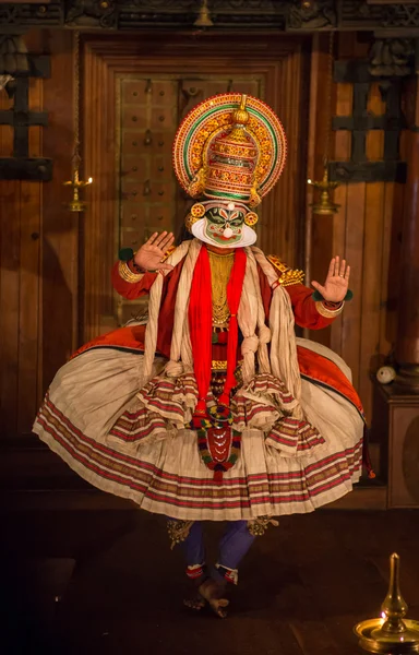 FORT COCHIN, Índia - 10 de janeiro de 2015: Kathakali performer in the virtuous pachcha role in Cochin on January 10, 2015 in South India. Kathakali é a antiga forma de dança clássica de Kerala . — Fotografia de Stock