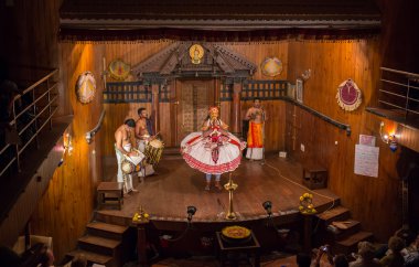 Fort Cochin, Hindistan - 10 Ocak 2015: Kathakali sanatçı Güney Hindistan 10 Ocak 2015 tarihinde Cochin erdemli pachcha rolü. Kathakali Kerala eski klasik dans şeklidir.