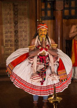 Fort Cochin, Hindistan - 10 Ocak 2015: Kathakali sanatçı Güney Hindistan 10 Ocak 2015 tarihinde Cochin erdemli pachcha rolü. Kathakali Kerala eski klasik dans şeklidir.