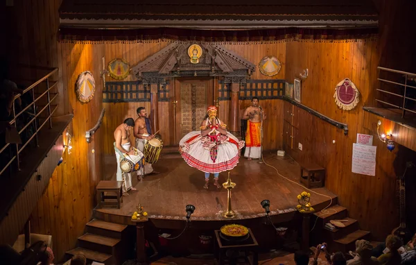 Fort cochin, Indien - 10. Januar 2015: Kathakali-Darsteller in der tugendhaften Pachcha-Rolle in Cochin am 10. Januar 2015 in Südindien. Kathakali ist die alte klassische Tanzform von Kerala. — Stockfoto