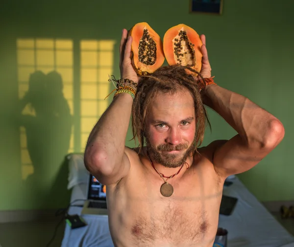 Hombre con orejas de conejo de Pascua — Foto de Stock