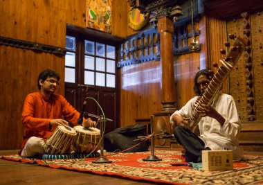 Fort Cochin, Hindistan - 10 Ocak 2015: Kathakali sanatçı Güney Hindistan 10 Ocak 2015 tarihinde Cochin erdemli pachcha rolü. Kathakali Kerala eski klasik dans şeklidir.