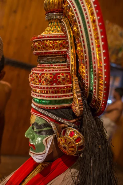 FORT COCHIN, Índia - 10 de janeiro de 2015: Kathakali performer in the virtuous pachcha role in Cochin on January 10, 2015 in South India. Kathakali é a antiga forma de dança clássica de Kerala . — Fotografia de Stock