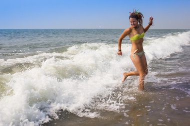 gülüyor ve denizde dalgalar sprey ağlayan kız 