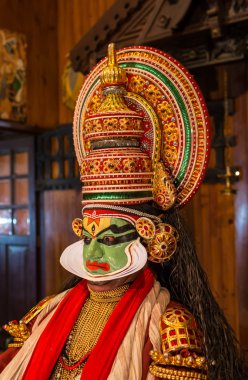 Fort Cochin, Hindistan - 10 Ocak 2015: Kathakali sanatçı Güney Hindistan 10 Ocak 2015 tarihinde Cochin erdemli pachcha rolü. Kathakali Kerala eski klasik dans şeklidir.