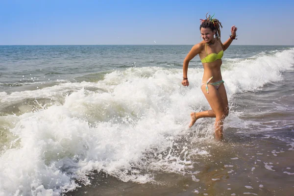 Dziewczyna, śmiech i płacz w spray fale na morzu — Zdjęcie stockowe