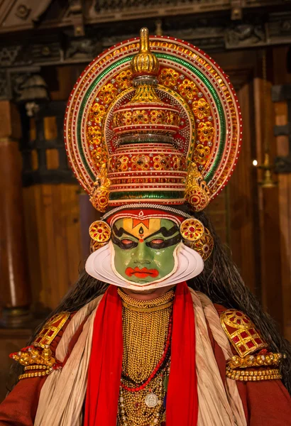 Fort Cochin, Indien - 10 januari 2015: Kathakali artist i den dygdiga pachcha rollen i Cochin den 10 januari 2015 i södra Indien. Kathakali är den antika klassiska dansen Kerala. — Stockfoto