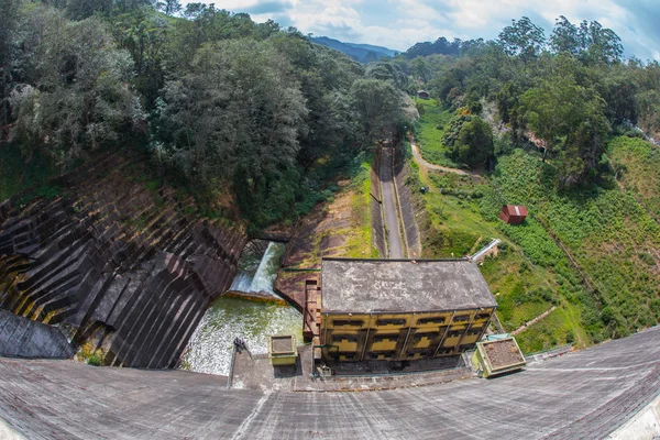 Grande represa na bela paisagem — Fotografia de Stock