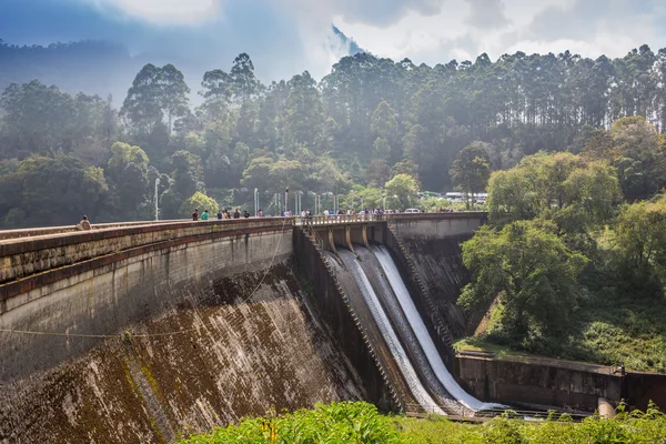 Grande represa na bela paisagem — Fotografia de Stock