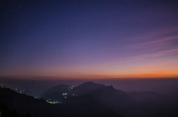 Majestueuze zonsondergang in het berglandschap. — Stockfoto