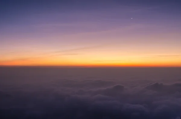 山の風景の中に雄大な夕日. — ストック写真