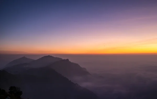 Majestoso pôr do sol na paisagem das montanhas. — Fotografia de Stock