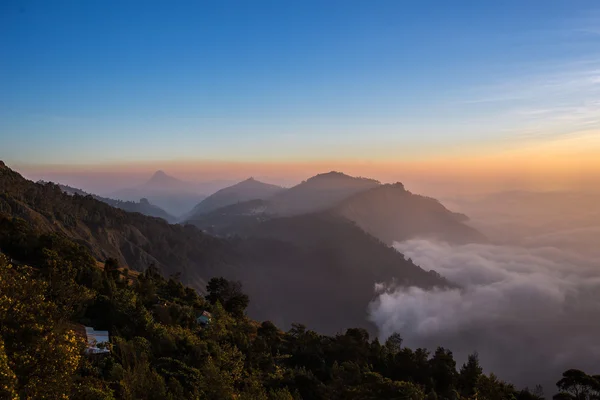 Majestueux coucher de soleil dans le paysage montagneux. — Photo