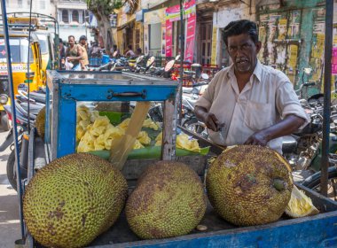 Suyu içme genç bir adam portresi