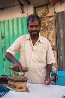 Adam bir gömlek Ütü üzerinde konsantre