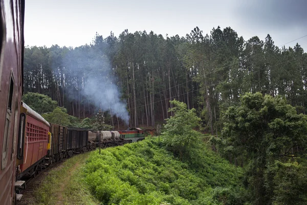 Rel kereta api di pedesaan — Stok Foto