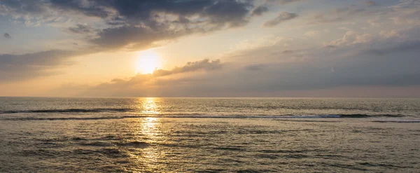 Okyanus dalgaları ve yavaş günbatımı üzerinde — Stok fotoğraf