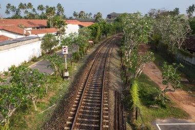 Kırsal bir bölgede demiryolu rayları