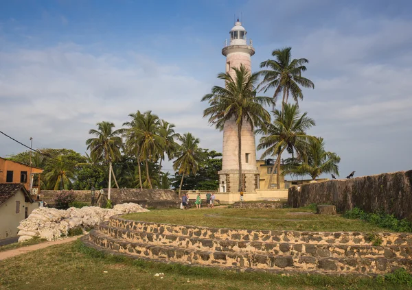 Faro con haz de luz al atardecer —  Fotos de Stock