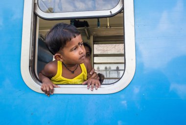 Sahil, Sri Lanka - 03,02,2015: Demiryolu, tren istasyonu, orman - otomobillerde insanlar