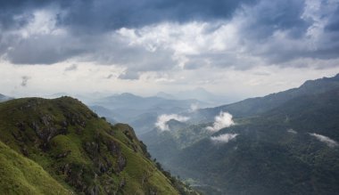Yaz dağlar yeşil çimen