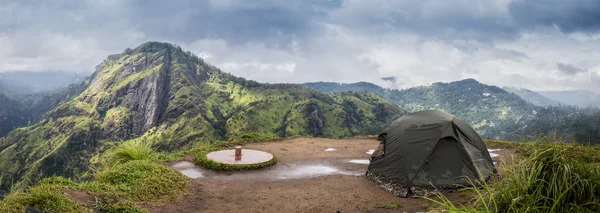 Tenda turística no acampamento entre o prado — Fotografia de Stock