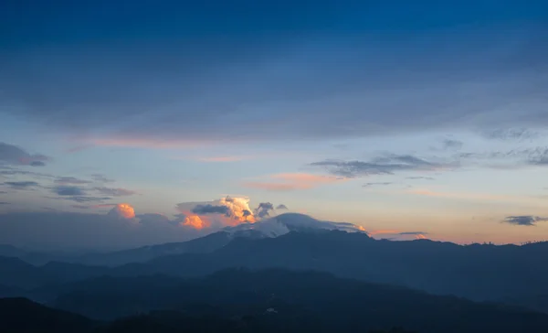 山の中の美しい夏の風景 — ストック写真