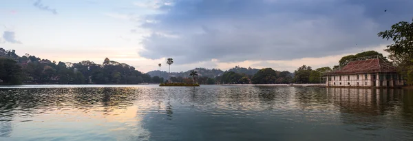 Pang ung, reflexão de pinheiro em um lago — Fotografia de Stock