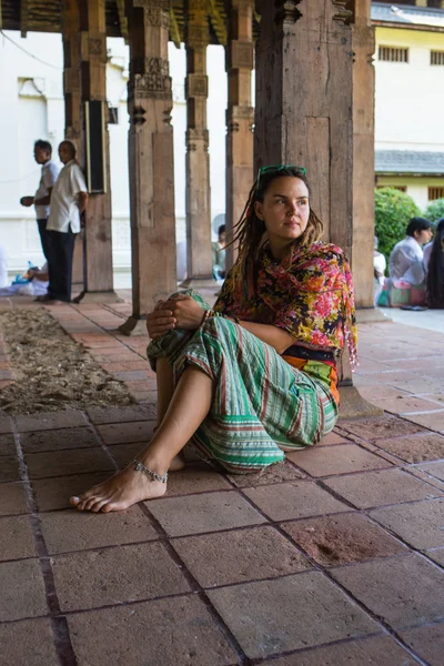 Menina bonita turista no retrato da cidade — Fotografia de Stock