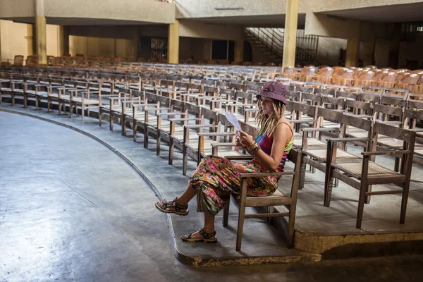 Teatro cortinas vermelhas e assentos — Fotografia de Stock