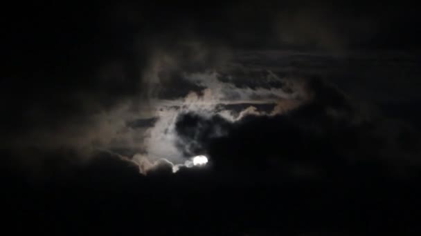 Ciel nocturne tragique avec une pleine lune — Video
