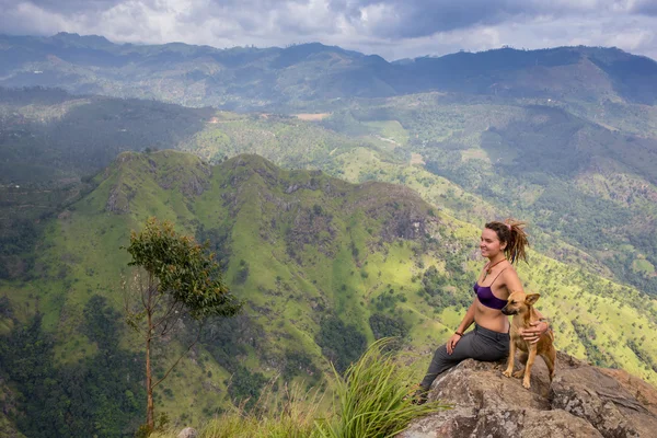 Menina Hipster na moda com seu cão em fundo urbano . — Fotografia de Stock