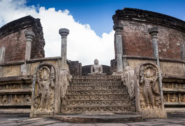 Antiga estupa budista Vatadage em Pollonnaruwa, Sri Lanka — Fotografia de Stock