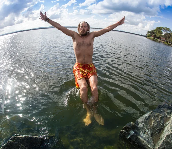 Genç çocuk nehre atlama — Stok fotoğraf