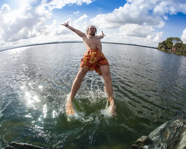 Adolescent garçon saut dans l 'rivière — Photo