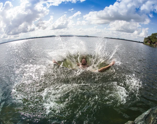Мальчик-подросток прыгает в реку — стоковое фото