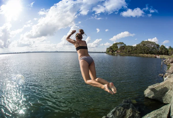 Giovane donna che gioca in mare. Concetto vacanza estiva — Foto Stock