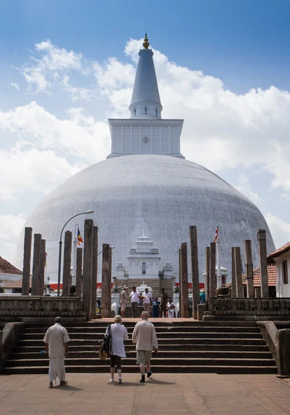 L'arrière de Rankoth Vehera, le plus grand stupa bouddhiste — Photo