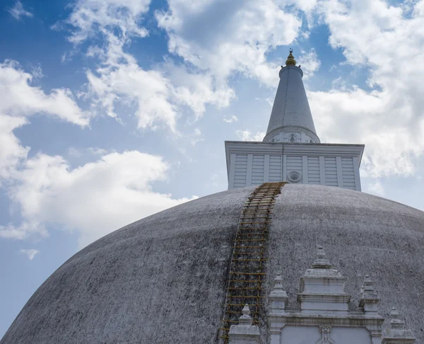 The rear of Rankoth Vehera, the largest Buddhist stupa — Stock Photo, Image