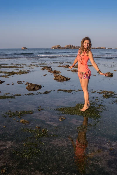 Mooie vrouw in bikini zonnebaden op het strand — Stockfoto