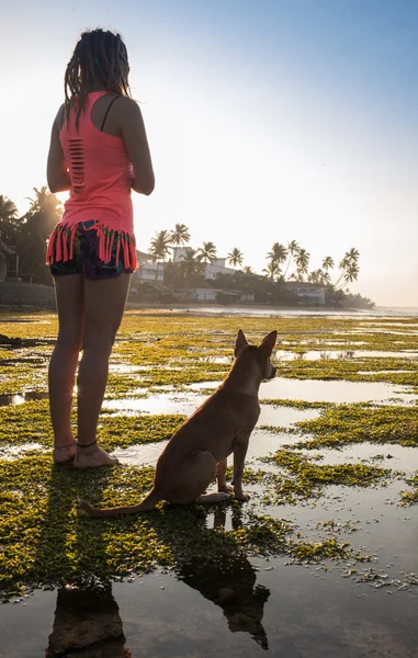 Trendiges Hipster-Mädchen mit Hund vor urbanem Hintergrund. — Stockfoto