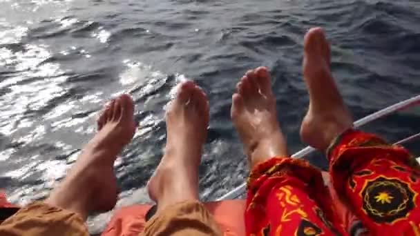 男性と女性の足の水の上 — ストック動画