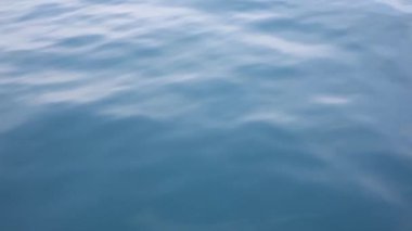 Deniz dalgası yakın, alçak açı görünümü