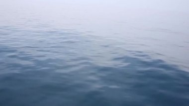 Deniz dalgası yakın, alçak açı görünümü