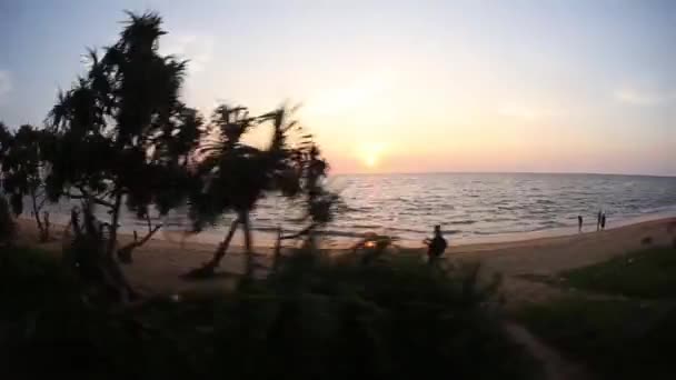 Схід сонця в морі з м'якою хвилею і хмарно — стокове відео
